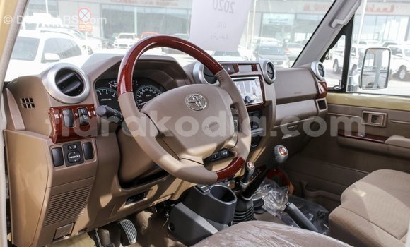 Acheter Import Voiture Toyota Land Cruiser Beige à Import - Dubai, Diana Acheter Import Voiture Toyota Land Cruiser Beige à Import - Dubai, Diana