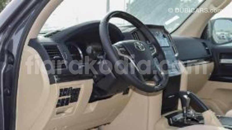 Big with watermark toyota land cruiser diana import dubai 5584