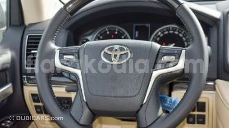 Big with watermark toyota land cruiser diana import dubai 5584