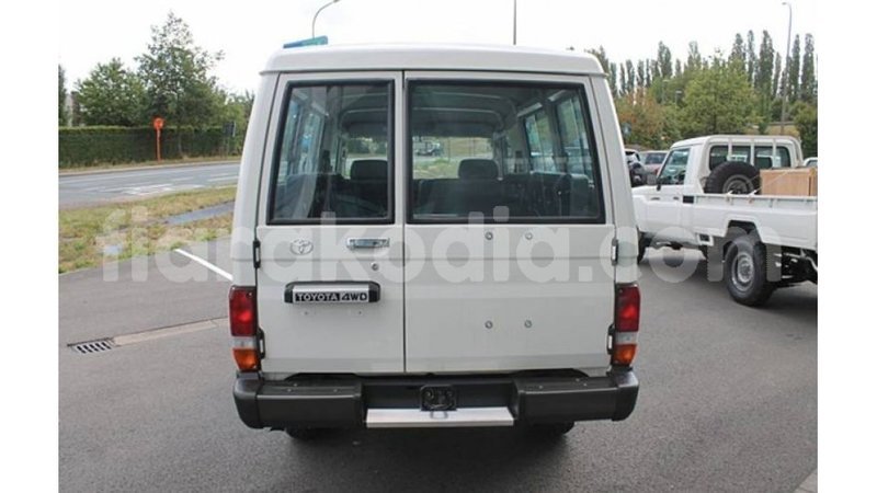 Big with watermark toyota land cruiser diana import dubai 5594