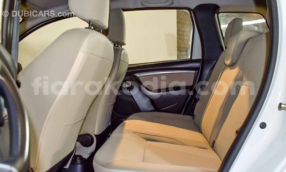 Acheter Import Voiture Renault Duster Blanc à Import - Dubai, Diana Acheter Import Voiture Renault Duster Blanc à Import - Dubai, Diana