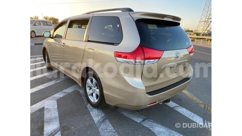 Big with watermark toyota sienna diana import dubai 5659