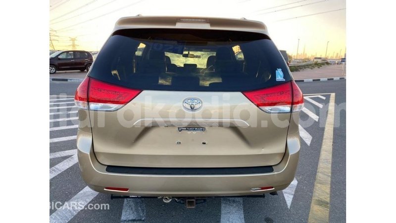 Big with watermark toyota sienna diana import dubai 5659