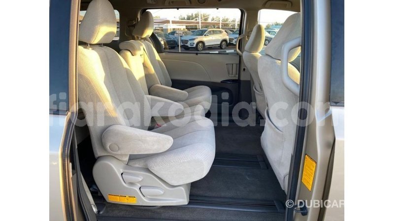 Big with watermark toyota sienna diana import dubai 5659