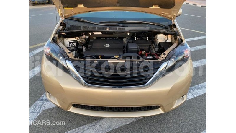 Big with watermark toyota sienna diana import dubai 5659