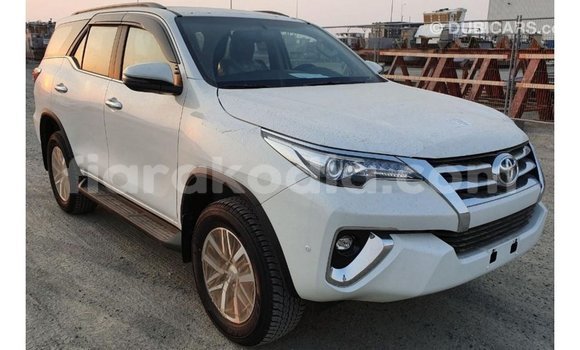 Acheter Import Voiture Toyota Fortuner Blanc à Import - Dubai, Diana Acheter Import Voiture Toyota Fortuner Blanc à Import - Dubai, Diana