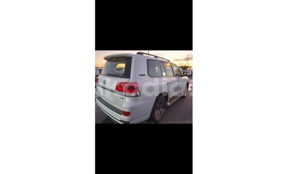 Hividy Toyota Land Cruiser fotsy Car in Import - Dubai in Diana Hividy Toyota Land Cruiser fotsy Car in Import - Dubai in Diana