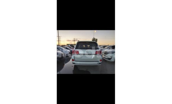 Hividy Toyota Land Cruiser fotsy Car in Import - Dubai in Diana Hividy Toyota Land Cruiser fotsy Car in Import - Dubai in Diana