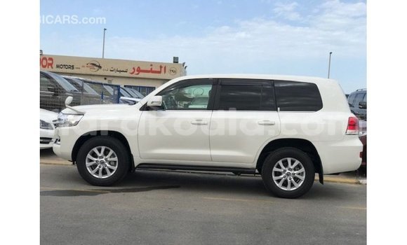 Acheter Import Voiture Toyota Land Cruiser Blanc à Import - Dubai, Diana Acheter Import Voiture Toyota Land Cruiser Blanc à Import - Dubai, Diana