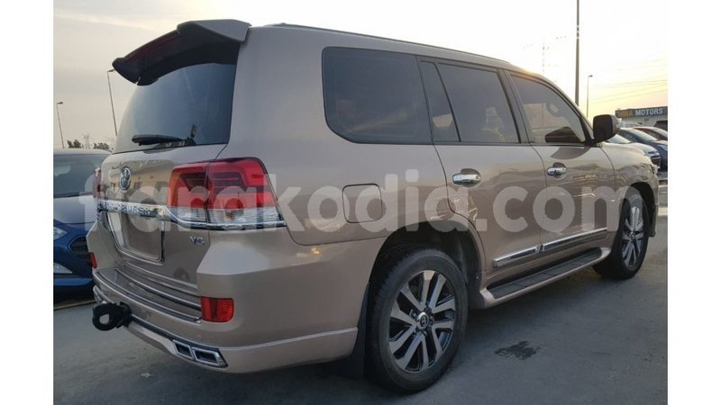 Big with watermark toyota land cruiser diana import dubai 5719