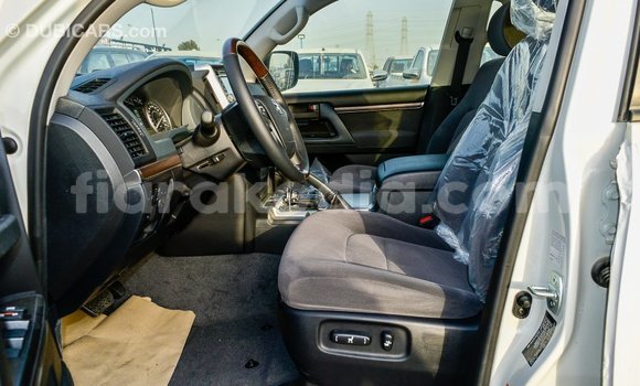Hividy Toyota Land Cruiser fotsy Car in Import - Dubai in Diana Hividy Toyota Land Cruiser fotsy Car in Import - Dubai in Diana
