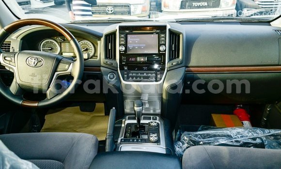 Hividy Toyota Land Cruiser fotsy Car in Import - Dubai in Diana Hividy Toyota Land Cruiser fotsy Car in Import - Dubai in Diana