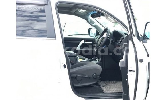 Acheter Import Voiture Toyota Land Cruiser Blanc à Import - Dubai, Diana Acheter Import Voiture Toyota Land Cruiser Blanc à Import - Dubai, Diana