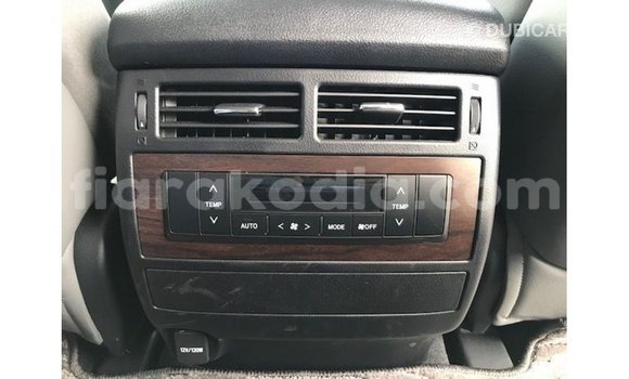 Acheter Import Voiture Toyota Land Cruiser Blanc à Import - Dubai, Diana Acheter Import Voiture Toyota Land Cruiser Blanc à Import - Dubai, Diana