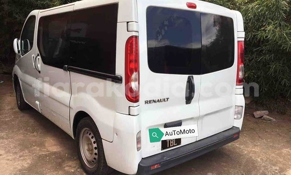 Hividy Renault Traffic fotsy Car in Antananarivo in Analamanga Hividy Renault Traffic fotsy Car in Antananarivo in Analamanga