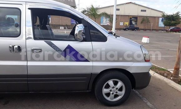 Acheter Occasion Voiture Hyundai Starex Gris à Antananarivo, Analamanga Acheter Occasion Voiture Hyundai Starex Gris à Antananarivo, Analamanga