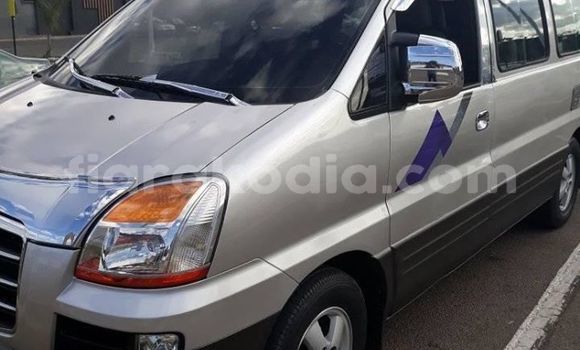 Acheter Occasion Voiture Hyundai Starex Gris à Antananarivo, Analamanga Acheter Occasion Voiture Hyundai Starex Gris à Antananarivo, Analamanga