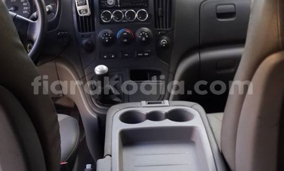 Acheter Occasion Voiture Hyundai Grand Starex Gris à Antananarivo, Analamanga Acheter Occasion Voiture Hyundai Grand Starex Gris à Antananarivo, Analamanga