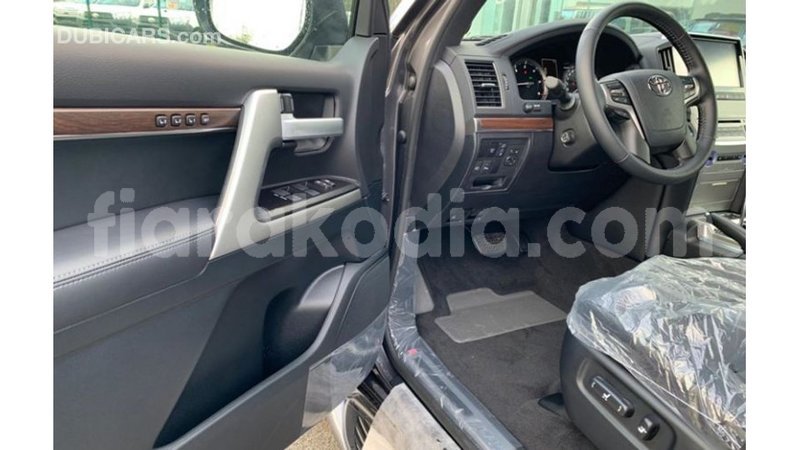 Big with watermark toyota land cruiser diana import dubai 5793