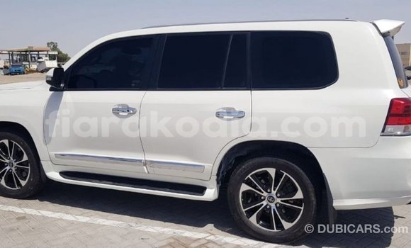 Acheter Import Voiture Toyota Land Cruiser Blanc à Import - Dubai, Diana Acheter Import Voiture Toyota Land Cruiser Blanc à Import - Dubai, Diana