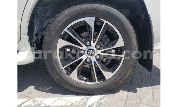 Acheter Import Voiture Toyota Land Cruiser Blanc à Import - Dubai, Diana Acheter Import Voiture Toyota Land Cruiser Blanc à Import - Dubai, Diana