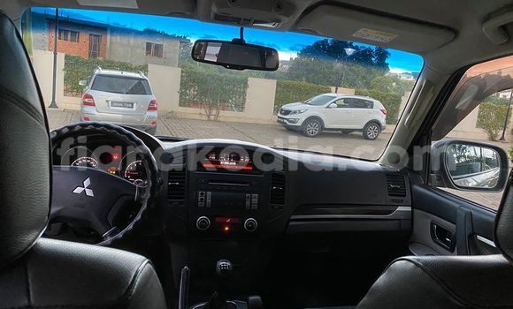 Hividy Mitsubishi Pajero beige Car in Antananarivo in Analamanga Hividy Mitsubishi Pajero beige Car in Antananarivo in Analamanga