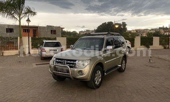 Hividy Mitsubishi Pajero beige Car in Antananarivo in Analamanga Hividy Mitsubishi Pajero beige Car in Antananarivo in Analamanga