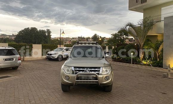 Hividy Mitsubishi Pajero beige Car in Antananarivo in Analamanga Hividy Mitsubishi Pajero beige Car in Antananarivo in Analamanga
