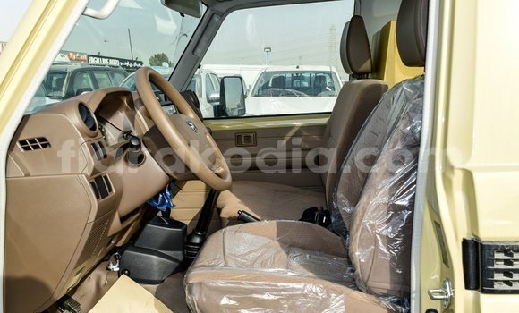 Acheter Import Voiture Toyota Land Cruiser Beige à Import - Dubai, Diana Acheter Import Voiture Toyota Land Cruiser Beige à Import - Dubai, Diana