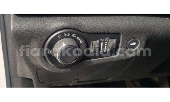 Acheter Import Voiture Chrysler 200 Blanc à Import - Dubai, Diana Acheter Import Voiture Chrysler 200 Blanc à Import - Dubai, Diana