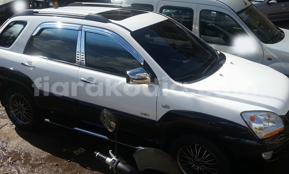 Acheter Occasion Voiture Kia Sportage Blanc à Antananarivo, Analamanga Acheter Occasion Voiture Kia Sportage Blanc à Antananarivo, Analamanga