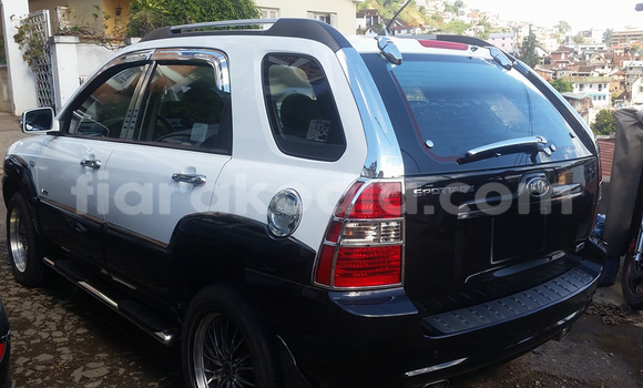 Acheter Occasion Voiture Kia Sportage Blanc à Antananarivo, Analamanga Acheter Occasion Voiture Kia Sportage Blanc à Antananarivo, Analamanga