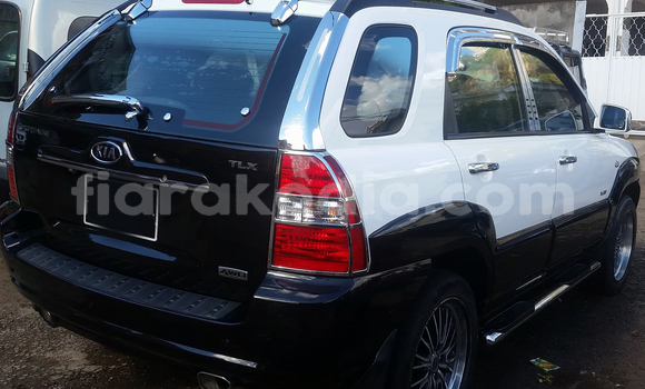 Acheter Occasion Voiture Kia Sportage Blanc à Antananarivo, Analamanga Acheter Occasion Voiture Kia Sportage Blanc à Antananarivo, Analamanga