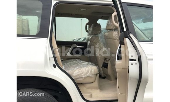 Acheter Import Voiture Toyota Land Cruiser Blanc à Import - Dubai, Diana Acheter Import Voiture Toyota Land Cruiser Blanc à Import - Dubai, Diana