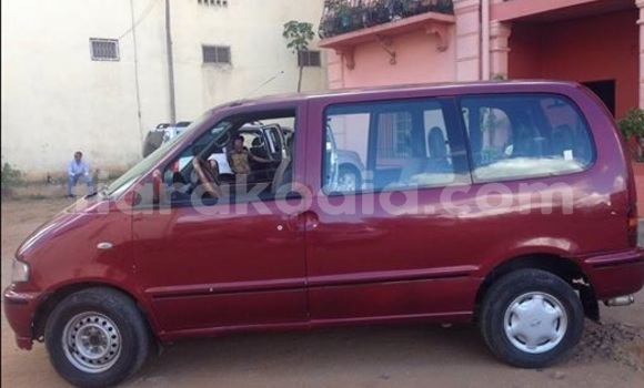 Hividy Nissan Serena Red Car in Antananarivo in Analamanga Hividy Nissan Serena Red Car in Antananarivo in Analamanga