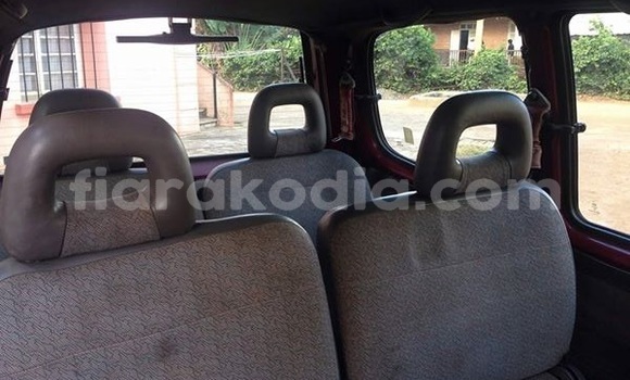 Hividy Nissan Serena Red Car in Antananarivo in Analamanga Hividy Nissan Serena Red Car in Antananarivo in Analamanga