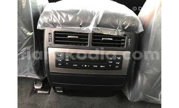 Acheter Import Voiture Toyota Land Cruiser Blanc à Import - Dubai, Diana Acheter Import Voiture Toyota Land Cruiser Blanc à Import - Dubai, Diana