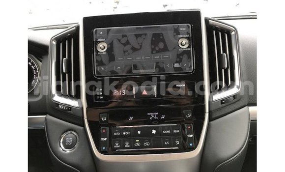 Acheter Import Voiture Toyota Land Cruiser Blanc à Import - Dubai, Diana Acheter Import Voiture Toyota Land Cruiser Blanc à Import - Dubai, Diana