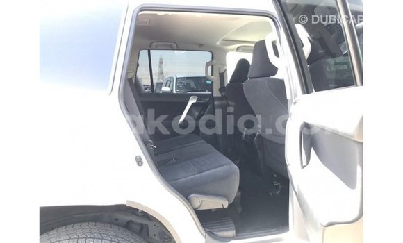 Acheter Import Voiture Toyota Prado Blanc à Import - Dubai, Diana Acheter Import Voiture Toyota Prado Blanc à Import - Dubai, Diana