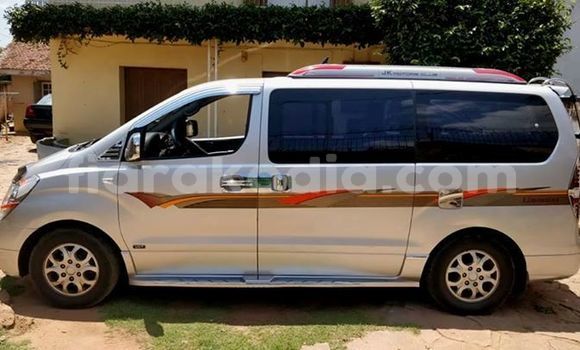 Acheter Occasion Voiture Hyundai Grand Starex Gris à Antananarivo, Analamanga Acheter Occasion Voiture Hyundai Grand Starex Gris à Antananarivo, Analamanga