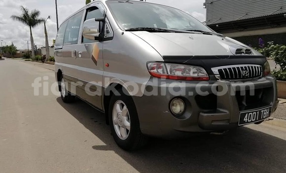 Acheter Occasion Voiture Hyundai Starex Gris à Antananarivo, Analamanga Acheter Occasion Voiture Hyundai Starex Gris à Antananarivo, Analamanga