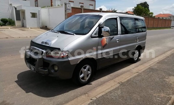 Acheter Occasion Voiture Hyundai Starex Gris à Antananarivo, Analamanga Acheter Occasion Voiture Hyundai Starex Gris à Antananarivo, Analamanga