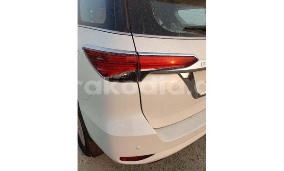 Acheter Import Voiture Toyota Fortuner Blanc à Import - Dubai, Diana Acheter Import Voiture Toyota Fortuner Blanc à Import - Dubai, Diana