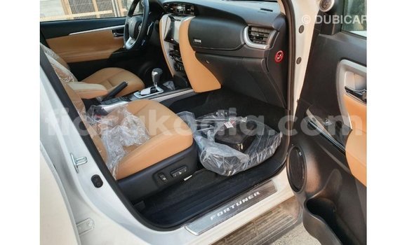 Acheter Import Voiture Toyota Fortuner Blanc à Import - Dubai, Diana Acheter Import Voiture Toyota Fortuner Blanc à Import - Dubai, Diana