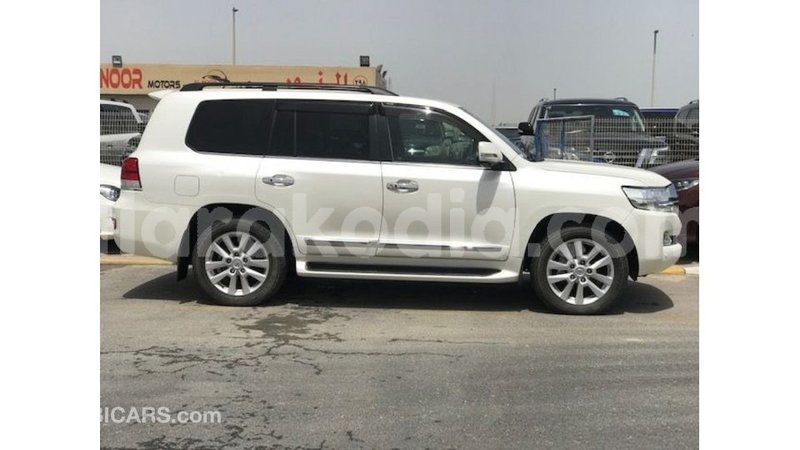 Big with watermark toyota land cruiser diana import dubai 6082