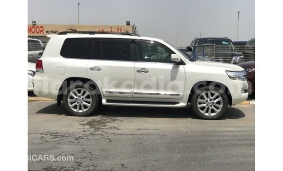 Acheter Import Voiture Toyota Land Cruiser Blanc à Import - Dubai, Diana Acheter Import Voiture Toyota Land Cruiser Blanc à Import - Dubai, Diana