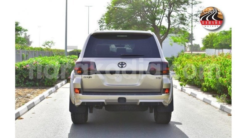 Big with watermark toyota land cruiser diana import dubai 6086
