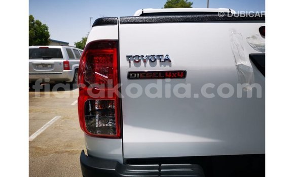 Hividy Toyota Hilux fotsy Car in Import - Dubai in Diana Hividy Toyota Hilux fotsy Car in Import - Dubai in Diana