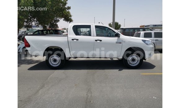 Hividy Toyota Hilux fotsy Car in Import - Dubai in Diana Hividy Toyota Hilux fotsy Car in Import - Dubai in Diana