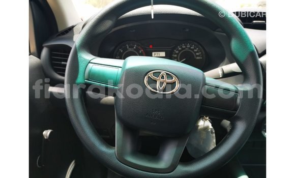 Hividy Toyota Hilux fotsy Car in Import - Dubai in Diana Hividy Toyota Hilux fotsy Car in Import - Dubai in Diana